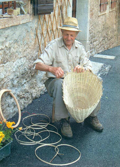 Carlo che intreccia una gerla