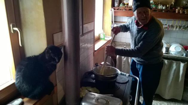 Carlo cucina la polenta nel calderin