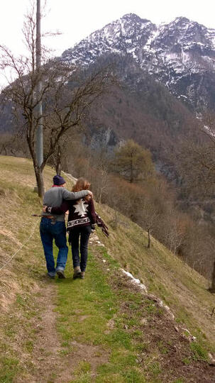 Carlo e Martina camminano nella natura