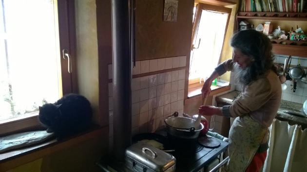 Antonia cucina la polenta nel calderin