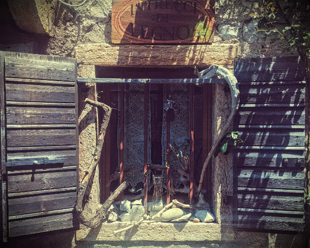 La finestra con l'insegna