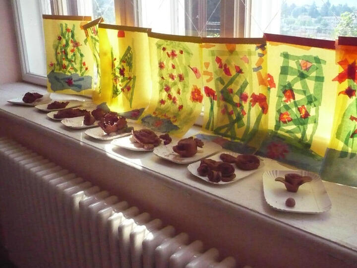 Lavori dei bambini con crete e carte trasparenti